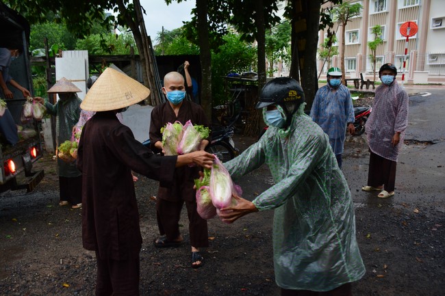 Continuing to support people in need in the Covid-19 pandemic of Hoang Phap Pagoda (series 4)